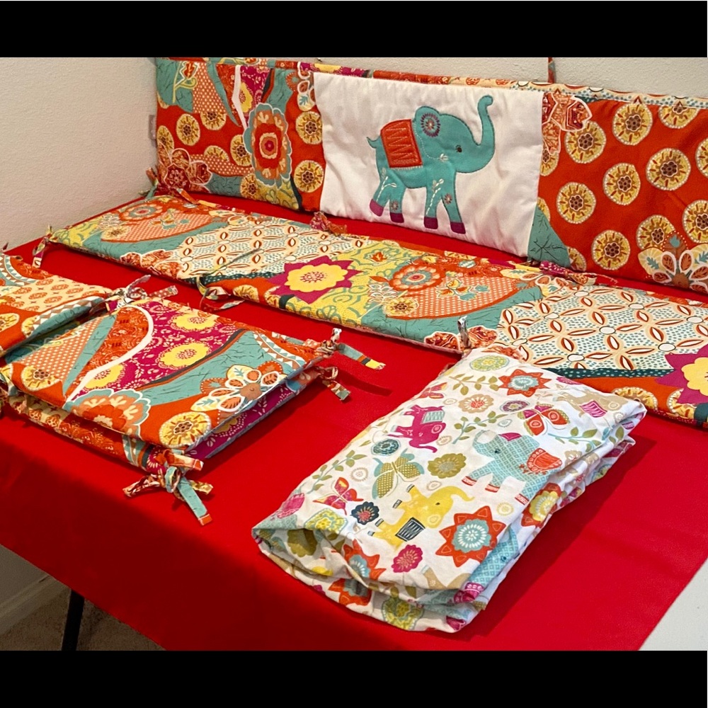 Crib bed set with safe side bumpers. Never use!